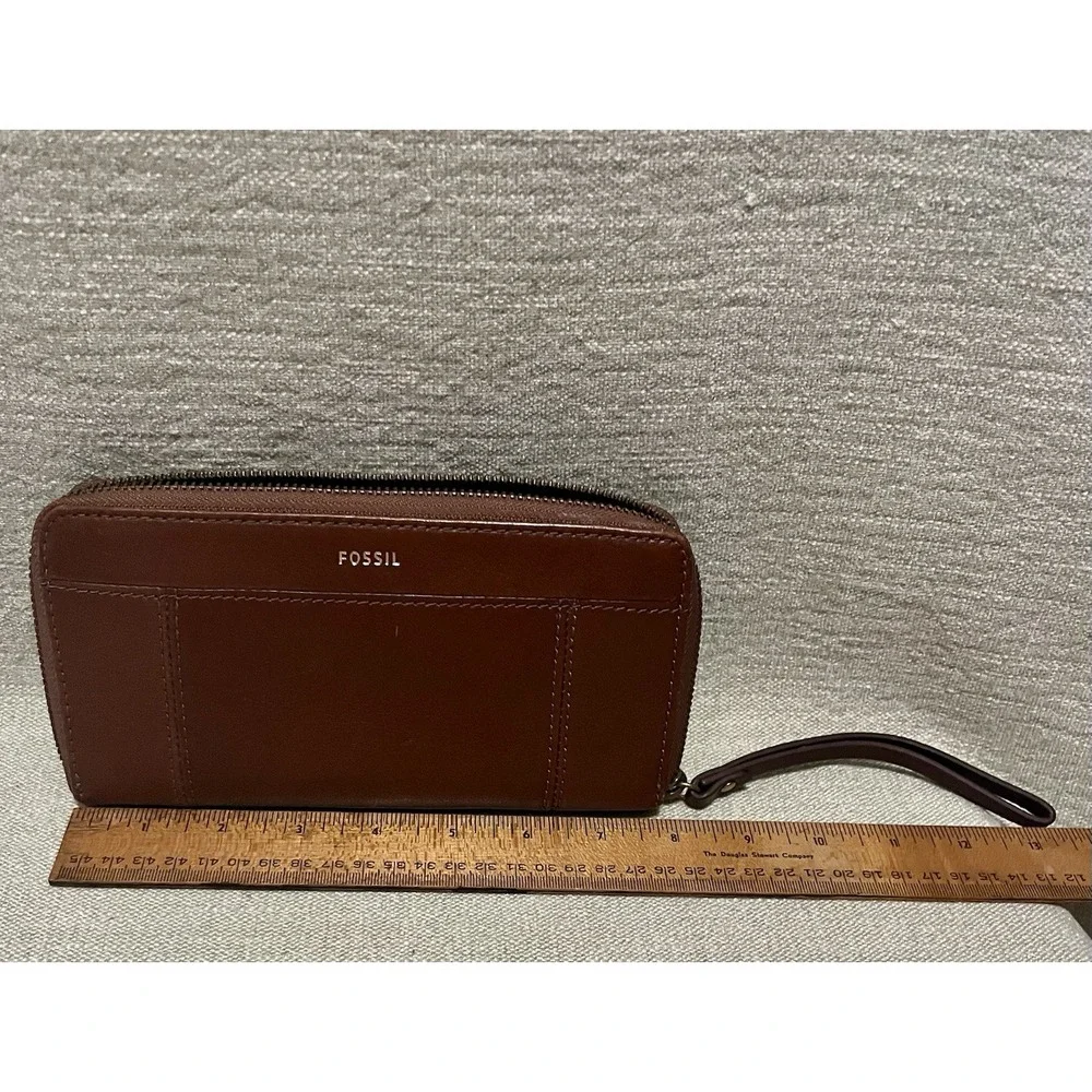 Fossil Brown Leather Wristlet Wallet Zip Around Purse Credit Cards Travel 137623